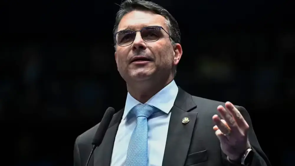 Flávio Bolsonaro cancela motociata em MG por causa do mau tempo